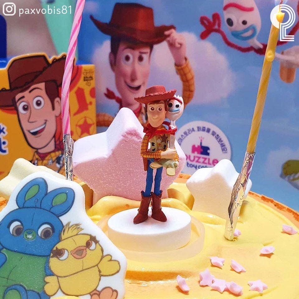 庆祝玩具总动员4的特别蛋糕，胡迪和叉奇人物展现品及蛋糕上的星形设计。